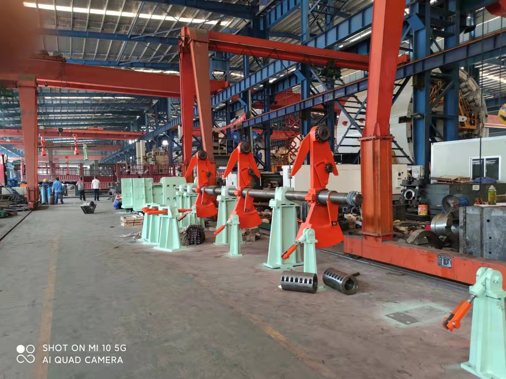 Collecting and stacking device for bar rolling line