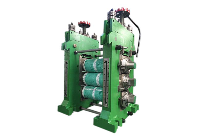 Three-roller-upper adjustment mill