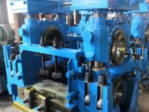 High stiffness short stress rolling mill