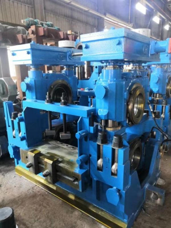 High stiffness short stress rolling mill